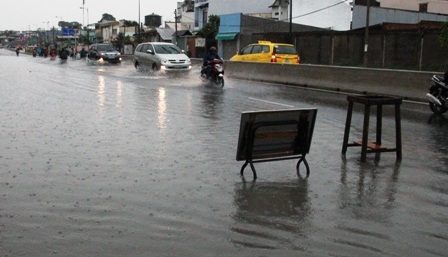 Nhiều tuyến đường ở Sài Gòn ngập trong biển nước.