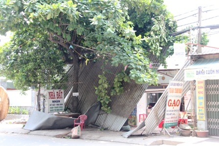 Lốc xoáy “càn quét” ở TPHCM: Hàng chục hộ vẫn sống cảnh “màn trời”