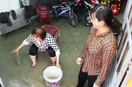 Một hộ dân trên đường Phạm Văn Đồng bị nước tràn vào nhà gây hư hỏng nhiều tài sản.