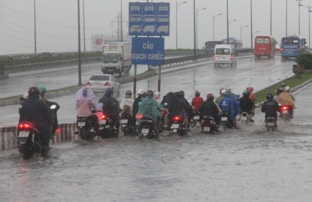 Trên XLHN (đoạn đầu cầu Rạch chiếc), hàng trăm phương tiện vất vả lội sông...