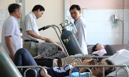 Ban giám đốc bẹnh viện quận 9 có mặt trực tiếp cùng nhân viên y tế cấp cứu cho các nạn nhân.