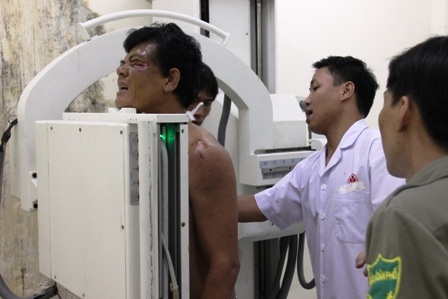 Ông Ra đau đớn với những thương tích trên cơ thể và được các bác sĩ BVĐK Thủ Đức tận tình cứu chữa.