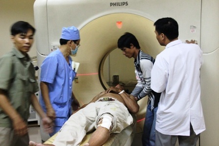 Ông Ra đau đớn với những thương tích trên cơ thể và được các bác sĩ BVĐK Thủ Đức tận tình cứu chữa.