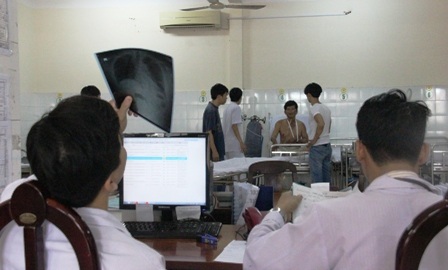 Ông Ra đau đớn với những thương tích trên cơ thể và được các bác sĩ BVĐK Thủ Đức tận tình cứu chữa.