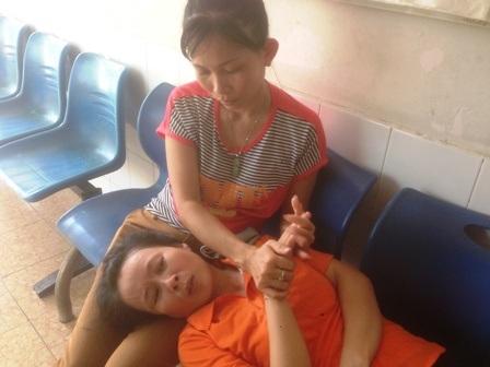 Nhiều trường hợp bị nặng phải thở oxy...