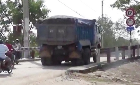 Cầu 13 tấn thường xuyên “cõng” xe gần... 30 tấn (Chị Hương xem có sử dụng tiếp được cho vụ PV bị hành hung ko nhé)