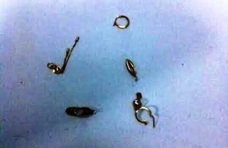 Bắt 2 đối tượng cướp tài sản của nhiều nữ công nhân nghèo - 3 Số tài sản của các nạn nhân 2 tên cướp bán cho tiệm vàng được công an thu hồi.