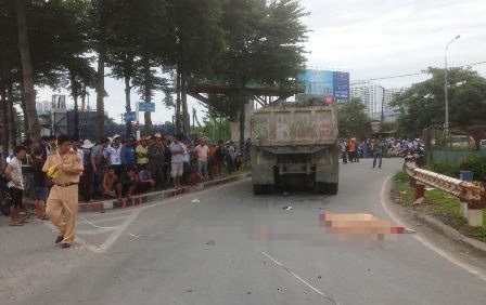 Hiện trường vụ tai nạn thương tâm làm một phụ nữ tử vong tại chỗ.