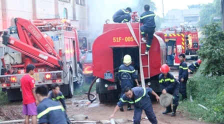 Vụ hoả hoạn xảy ra tại xưởng sản xuất gói bông và kho vải vụn.