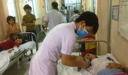 Công nhân bị ngộ độc tập thể đang được bệnh viện quận Thủ Đức cấp cứu.