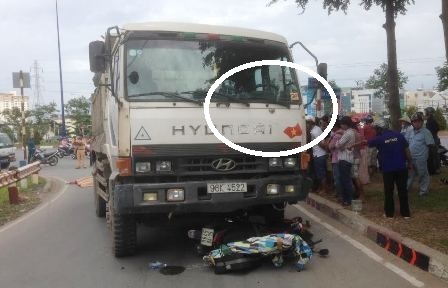 Chiếc xe tải liên quan đến vụ tai nạn bên trên kính chắn gió có logo ký hiệu MP.