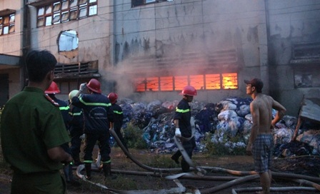 Vụ hoả hoạn xảy ra tại xưởng sản xuất gói bông và kho vải vụn.