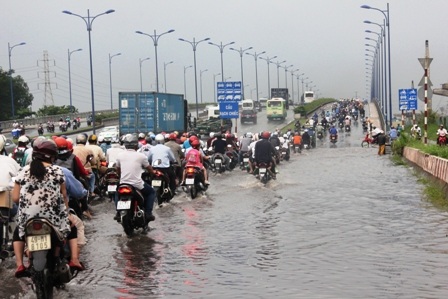 Nhiều phương tiện chết máy nằm la liệt trên cầu Rạch Chiếc.