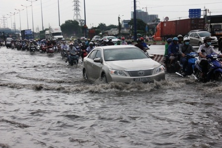 Nhiều phương tiện chết máy nằm la liệt trên cầu Rạch Chiếc.