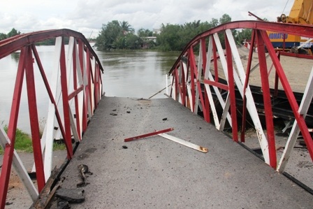 Một đoạn cầu Cái Tâm bằng sắt, trải nhưa bê tông vừa được trục vớt đưa lên ven bờ.