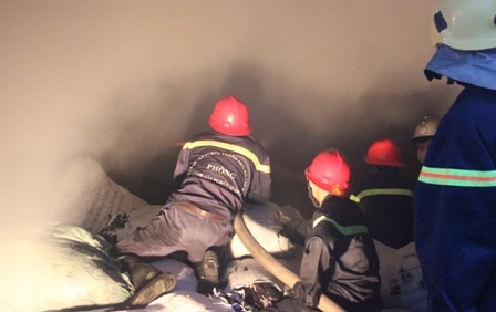 Lính cứu hỏa xông vào tận tâm đám cháy để phun nước khống chế ngọn lửa.