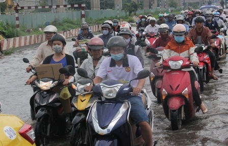 Nhiều phương tiện chết máy nằm la liệt trên cầu Rạch Chiếc.