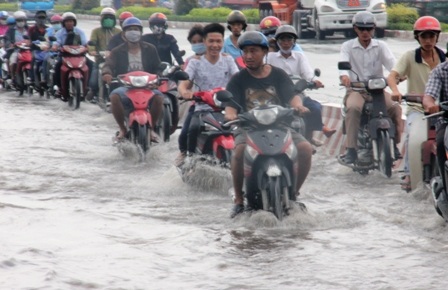 Nhiều phương tiện chết máy nằm la liệt trên cầu Rạch Chiếc.