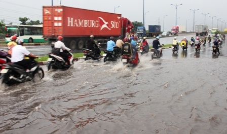 Nhiều phương tiện chết máy nằm la liệt trên cầu Rạch Chiếc.