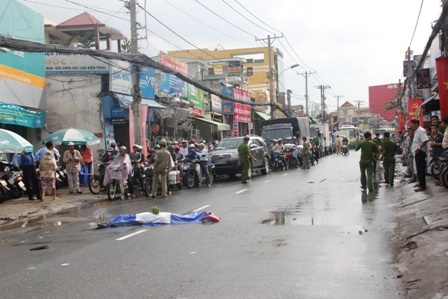 Hiện trường vụ tai nạn đang được lực lượng công an khám nghiệm, phân luồng giao thông.
