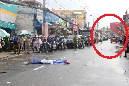 Nạn nhân lao thẳng vào chiếc ô tô du lịch (vòng tròn đỏ) té xuống đường tử vong...
