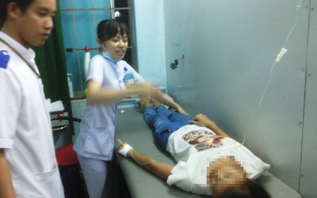 Công nhân Nguyễn Đ.Đ. chỉ mới 14 tuổi đã được bác sĩ chuyển về Khoa Nhi điều trị.