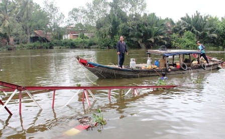 Lực lượng cứu hộ dầm mình dưới lòng sông để trục vớt cầu Cái Tâm...