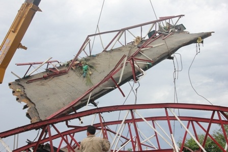 Từng đoạn cầu được đưa lên bờ