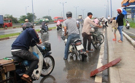 Nhiều phương tiện chết máy nằm la liệt trên cầu Rạch Chiếc.