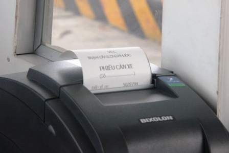 Nếu phát hiện xe tải chở quá tải trọng thì phiếu cân sẽ in ra kết quả...