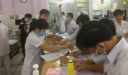 BV quận Thủ Đức quy động toàn bộ nhân viên y tế cấp cứu cho các công nhân.