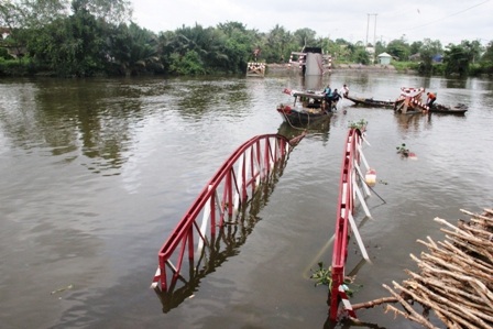 Hình ảnh cây cầu bị sà lan chở cát tông sập vào rạng sáng 12/7.