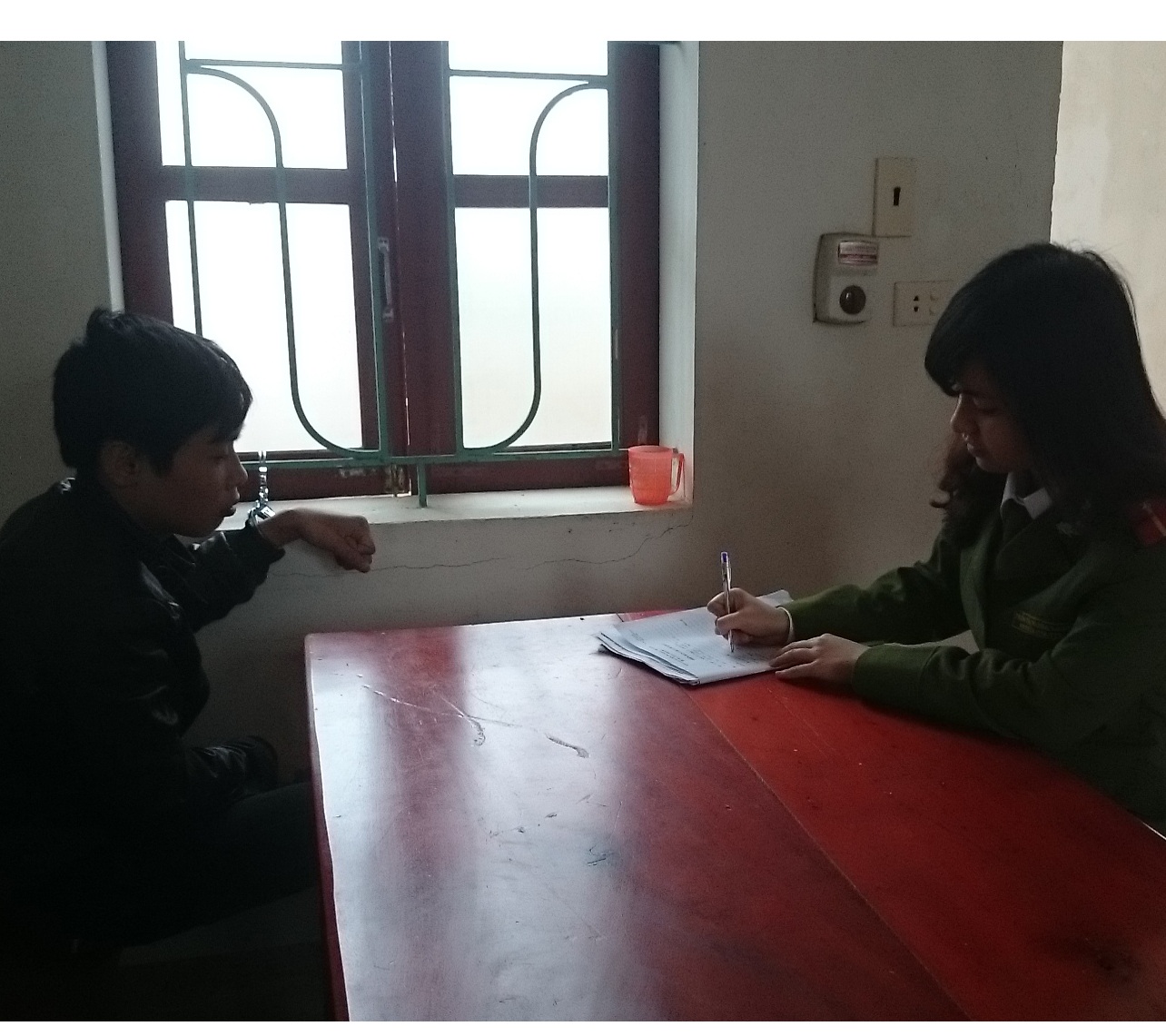 Công an phương Nguyễn Du đang lấy lời khai từ đối tượng trộm xe. 