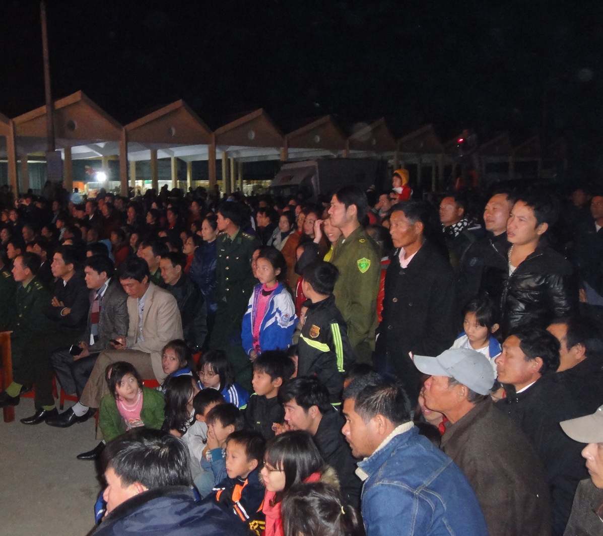 Đông đảo người dân ven biển Lộc Hà có mặt trong buổi giao lưu đêm nay.