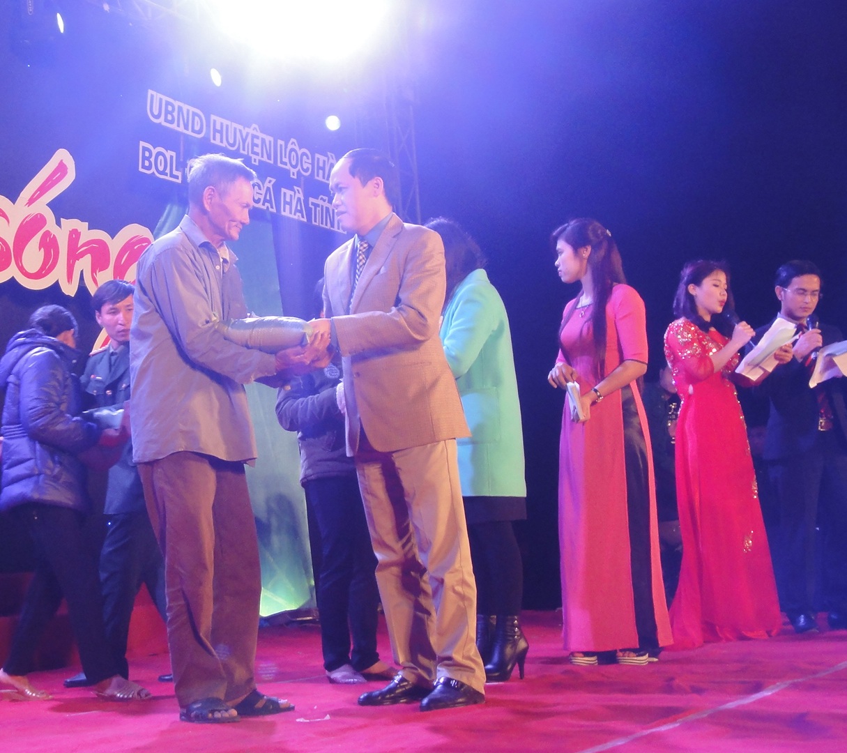 Đồng chí Nguyễn Hồng Lĩnh phó chủ tịch UBND tỉnh trao quà cho các ngư dân.