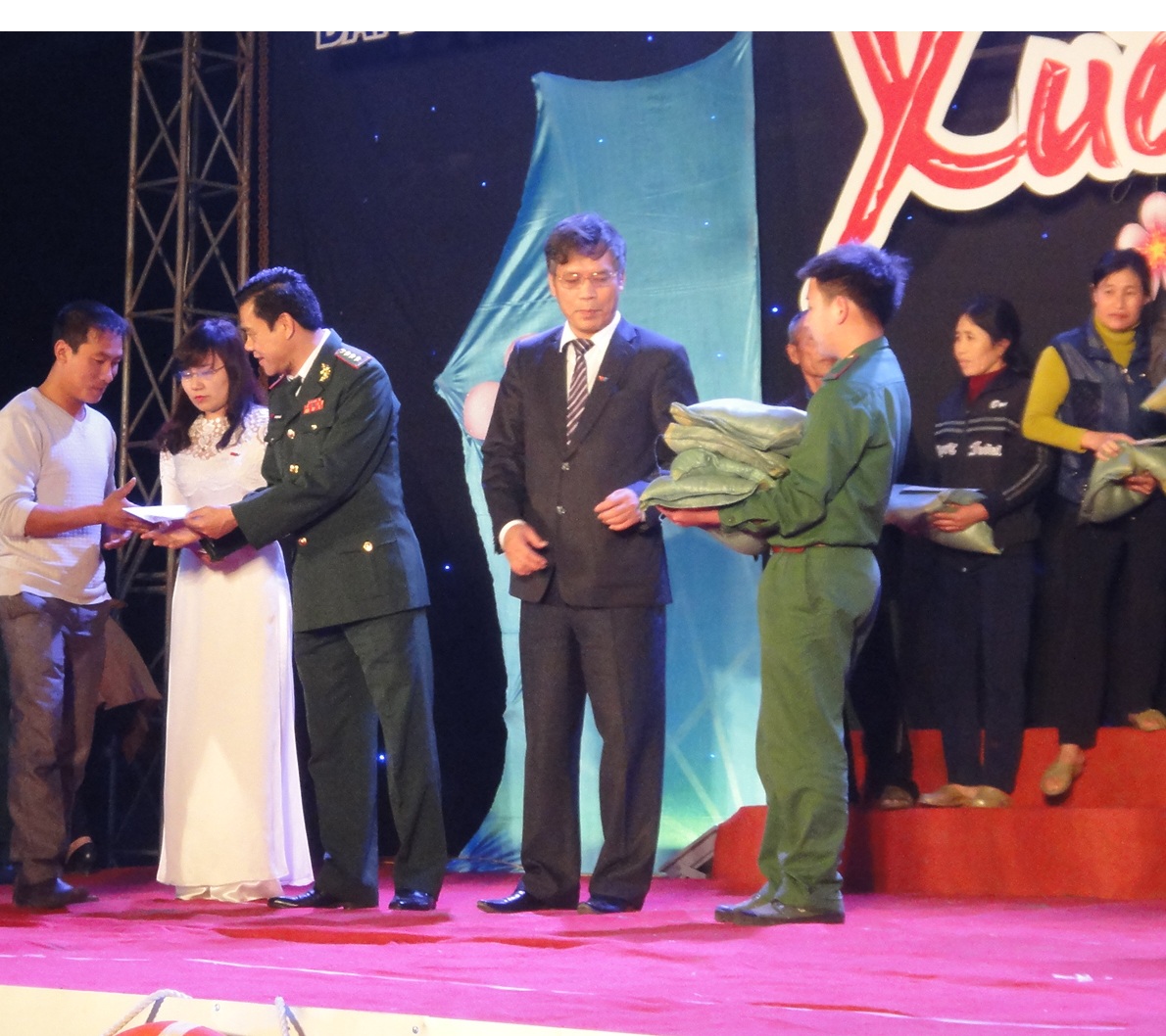 Đồng chí Võ Trọng Hải chỉ huy trưởng bộ đội biên phòng tỉnh  trao qùa cho các ngư dân nghèo.