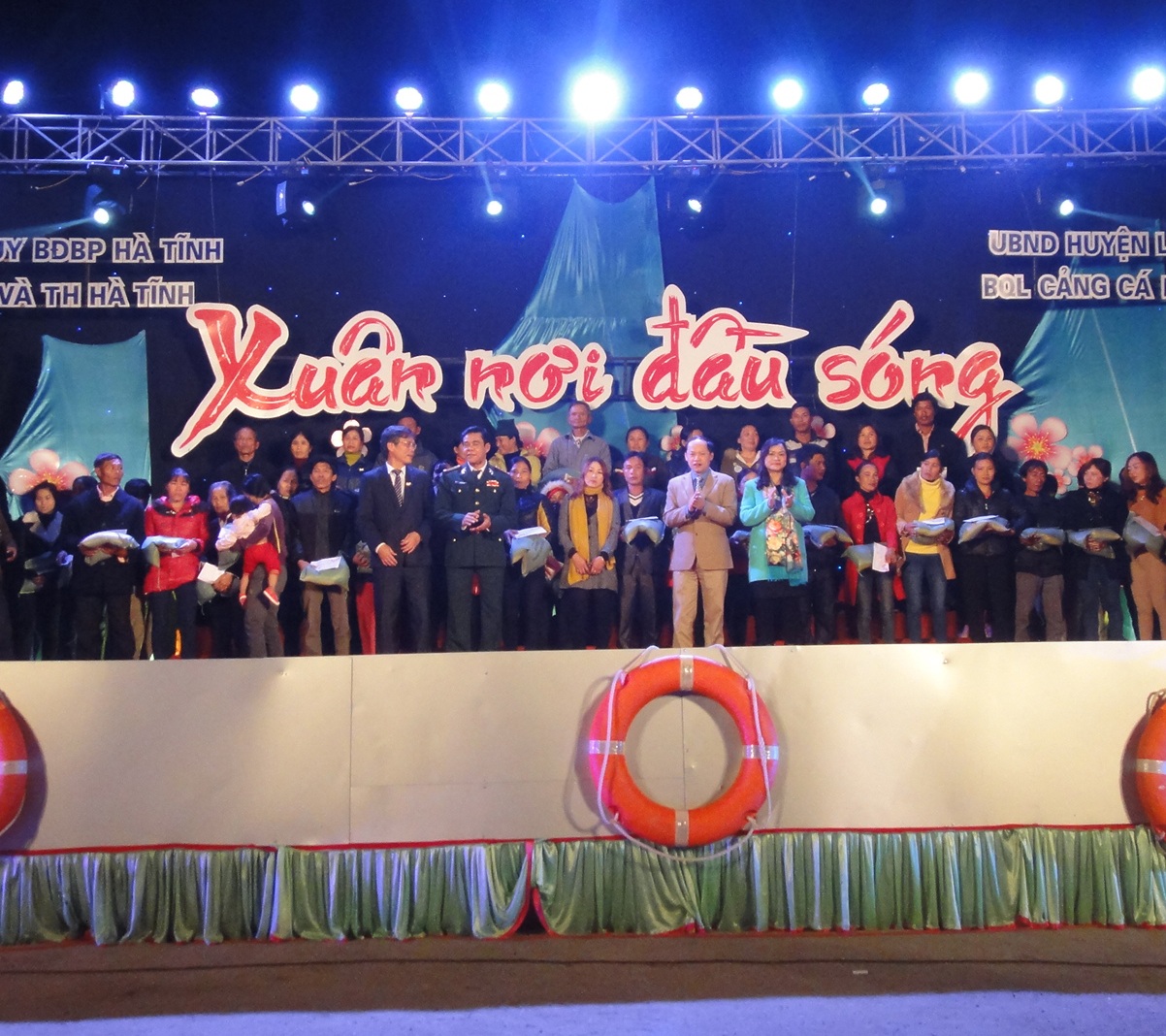 Hàng trăm suất quà được trao tận tay cho ngư dân ngèo huyện Lộc Hà.