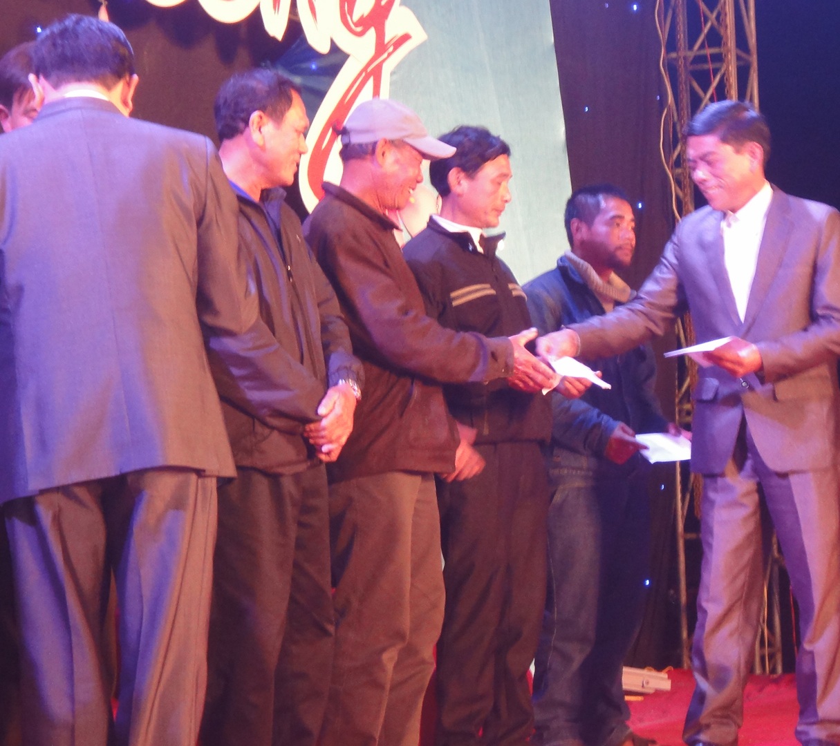 Một số doanh nghiệp trên địa bàn đồng hành cùng chương trình tham gia trao quà.