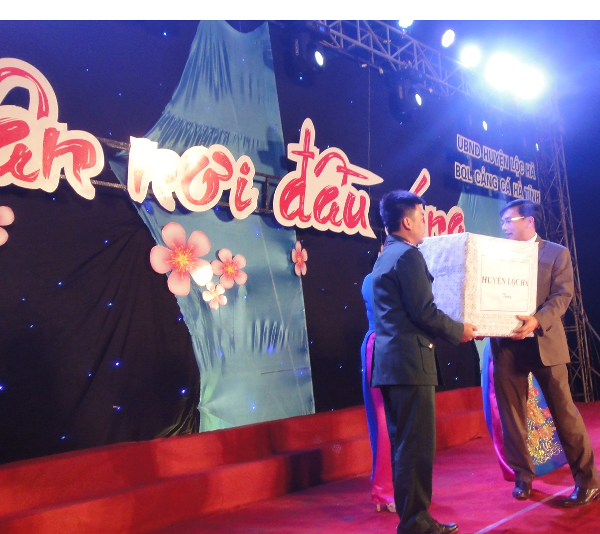 Lãnh đạo Huyện Lộc Hà trao qua cho đồn biên phòng