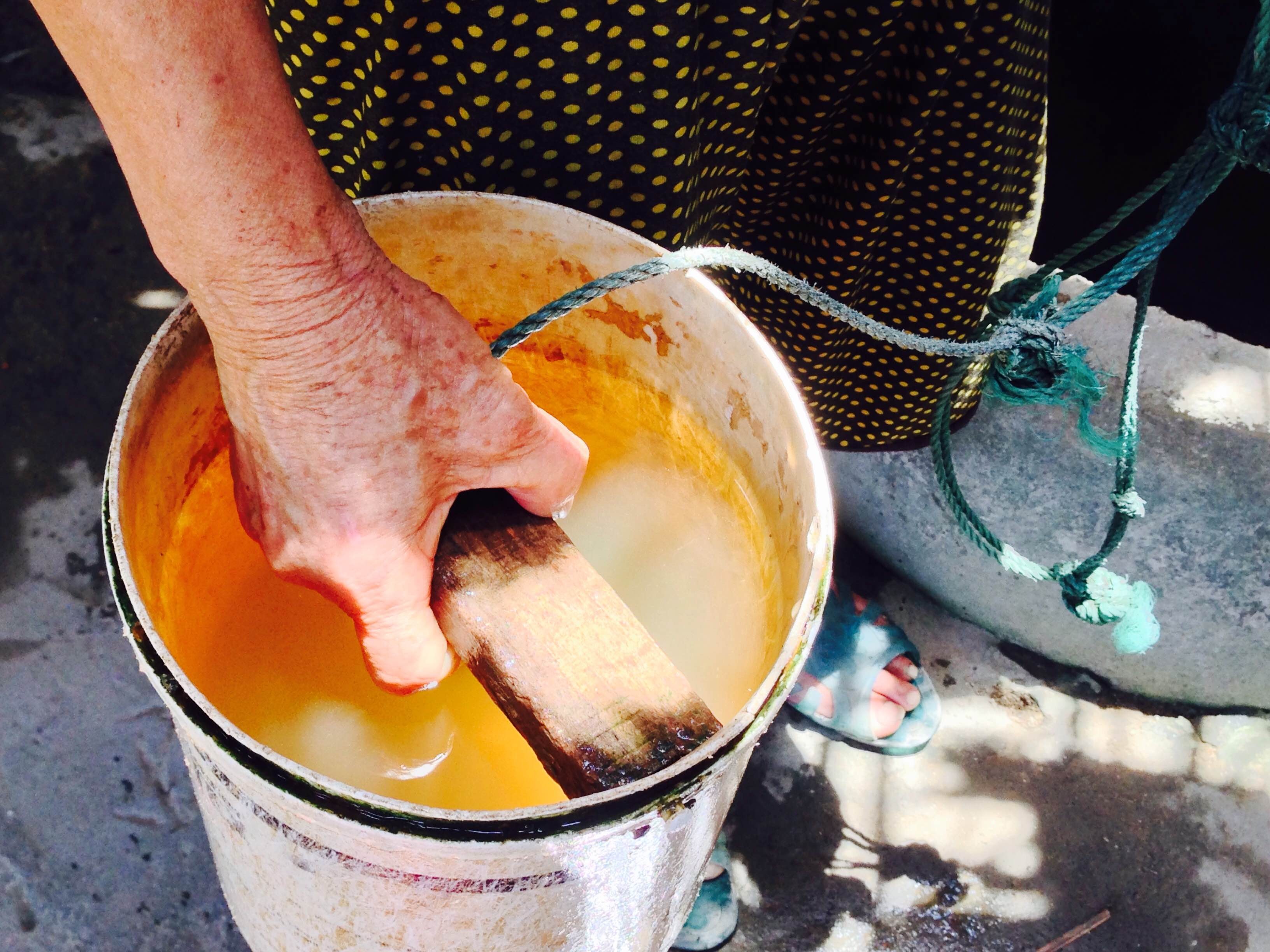 Nước được đưa từ giếng lên một màu vàng khè.