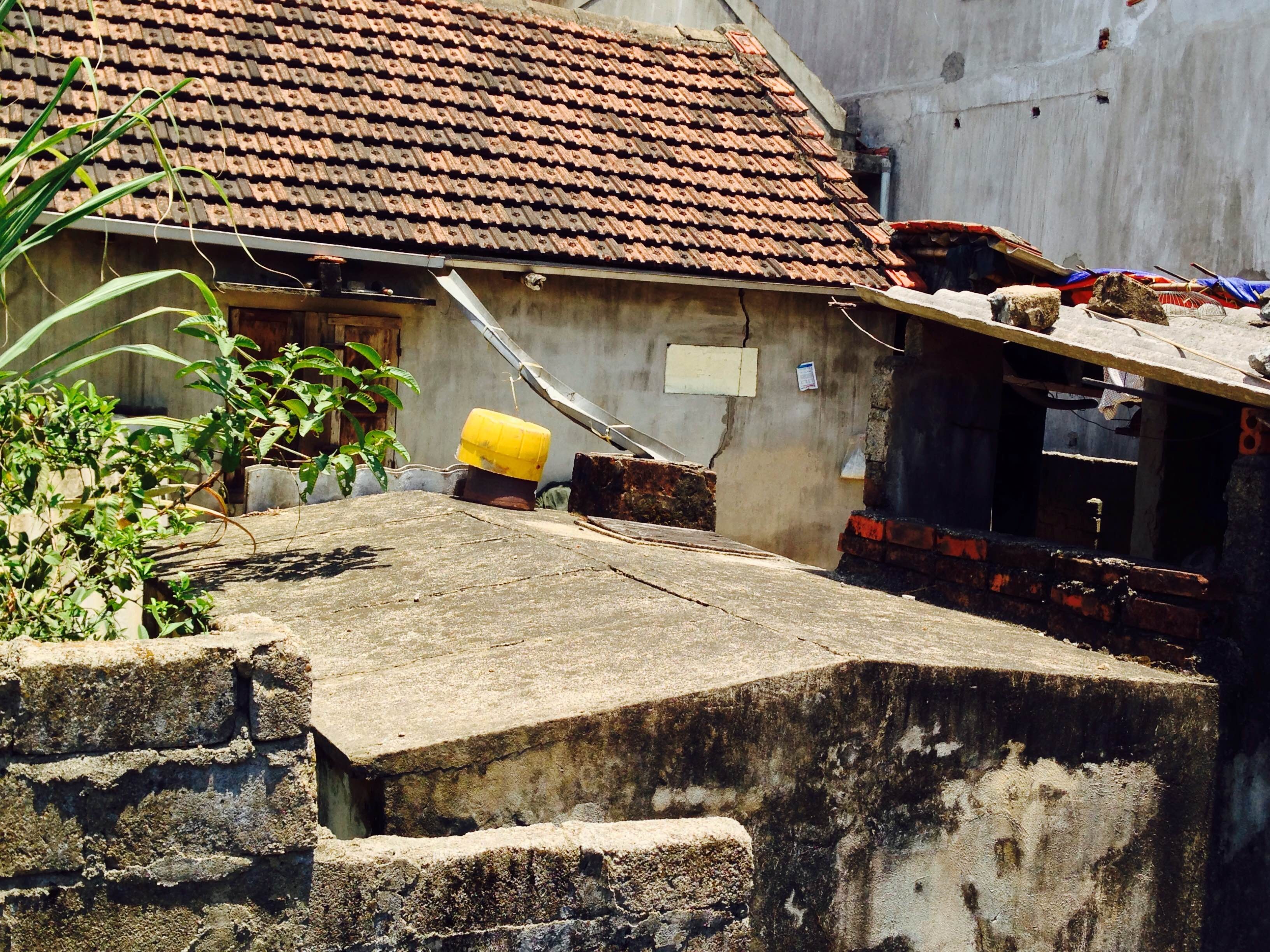 Những bể nước đang trông chờ từng giọt mưa.