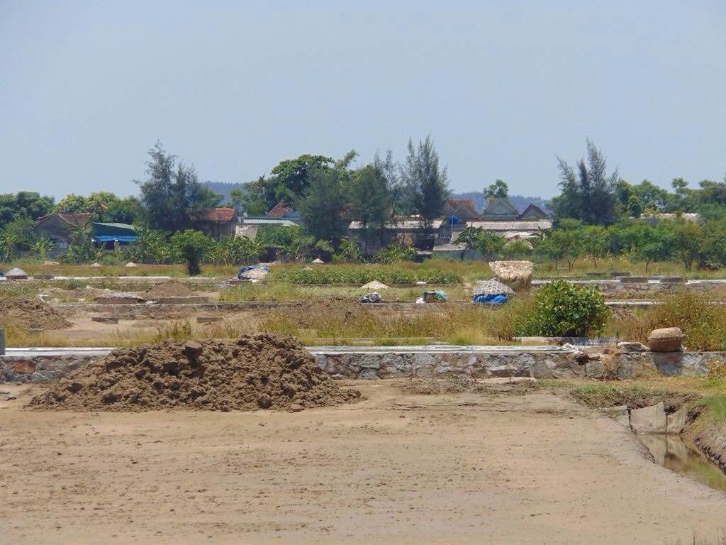 Vùng đất khô cằn và nhiễm mặn được người dân sử dụng làm muối