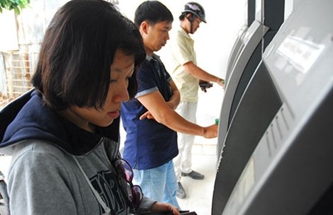 Lại lo ATM tăng phí - 1 Nhiều người lo
ngại các dịch vụ từ hoạt động ATM sẽ bị tăng phí. Ảnh: HTD