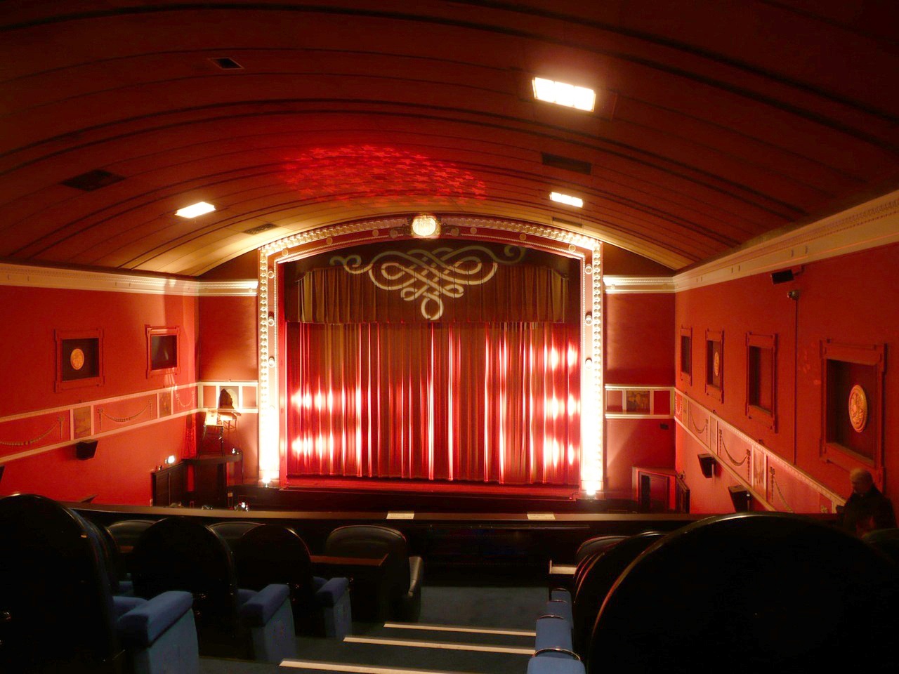 Được thiết kế đặc
trưng dành cho nghệ sĩ, trí thức với rạp chiếu phim cao cấp