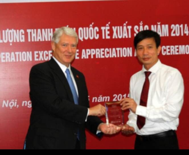 Agribank nhận giải Chất lượng Thanh toán xuất sắc năm 2014 - 1 Đại diện Agribank nhận giải Chất lượng Thanh toán xuất sắc năm 2014.