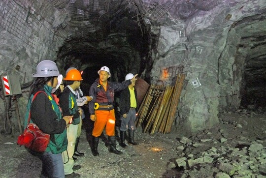 Chịu thua 2 công ty vàng nợ thuế 354 tỉ đồng? - 1 Bên trong hầm khai thác vàng của Công ty Bồng Miêu Ảnh:
QUANGNAM.GOV.VN.