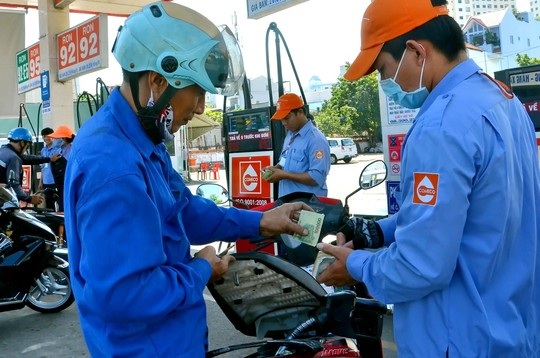 Bộ Tài chính: Tăng thuế bảo vệ môi trường không “ăn” vào giá xăng - 1 Tăng mức thuế bảo vệ môi trường đối với xăng từ 1.000 đồng/lít lên 3.000 đồng/lít từ 1/5 tới.