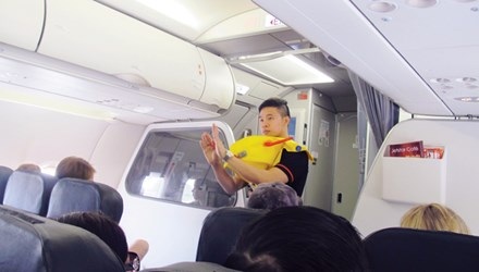 Sau các thảm họa máy bay: Hàng không Việt thay đổi thế nào? - 1 Tiếp viên hàng không tới đây sẽ tham gia đảm bảo an ninh buồng
lái. Ảnh: Sỹ Lực.