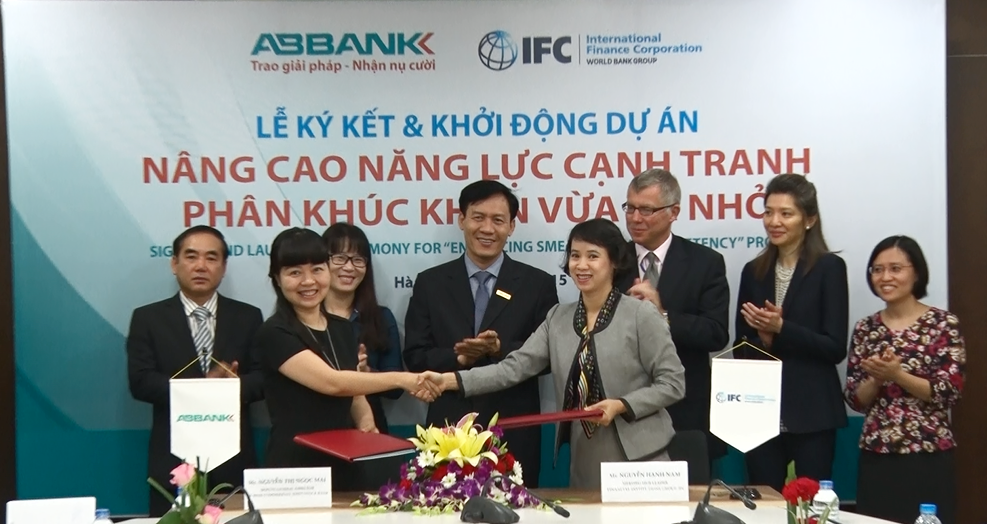 Nhà băng nâng cao năng lực cạnh tranh cho doanh nghiệp vừa và nhỏ - 1 Quang cảnh buổi lễ ký kết giữa ABBANK và IFC.