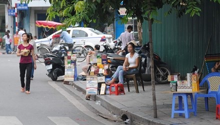 Bộ trưởng 'tuýt còi' cán bộ quản lý thị trường hút thuốc lá lậu - 1 Thuốc lá lậu bày bán tràn lan quanh hồ Hoàn Kiếm, Hà Nội.